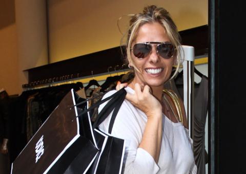 Adriane Galisteu faz questão de pagar por compras na loja do marido